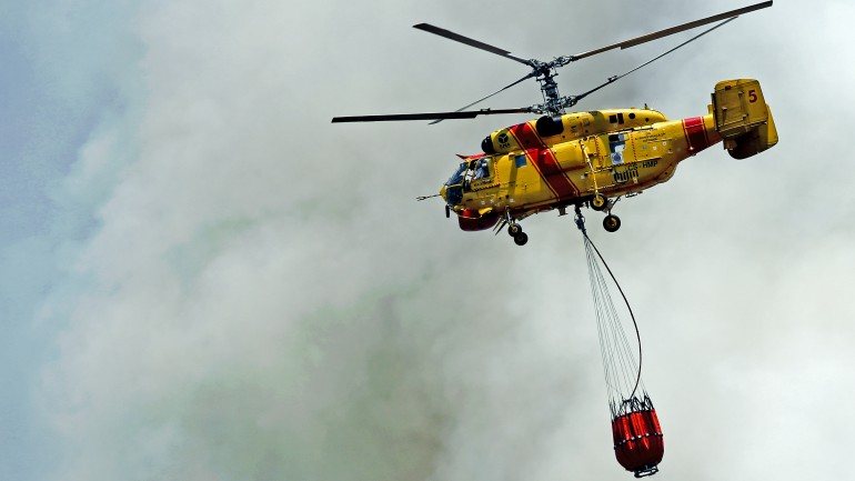 Helicóptero estava a ajudar no combate a um incêndio em Sanfins