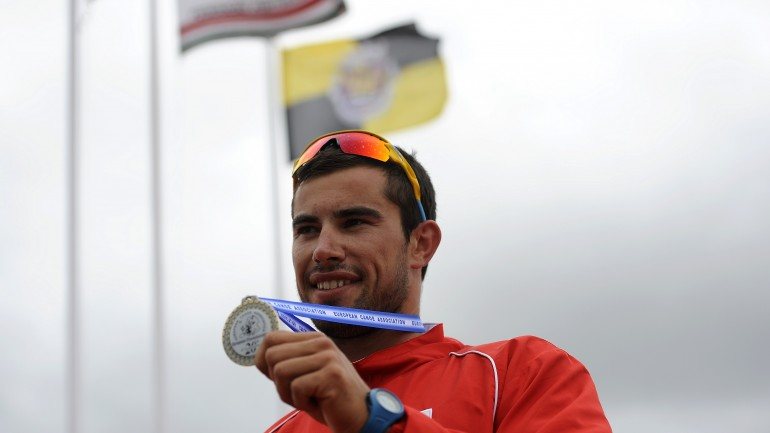 Fernando Pimenta tem 25 anos e antes das duas medalhas de prata no Azerbaijão também venceu, em 2012, uma medalha de prata nos Jogos Olímpicos. Mas com uma diferença: aí não estava a remar sozinho