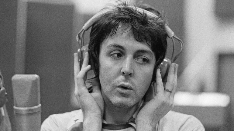 A canção &quot;Yesterday&quot; é assinada pela dupla John Lennon-Paul McCartney, mas a intervenção de Lennon foi reduzida