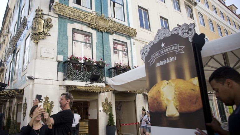 A Casa Portuguesa do Pastel de Bacalhau abriu em maio na Rua Augusta e é lá que vende o resultado deste casamento