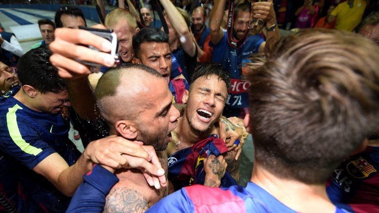 Assim que marcou o terceiro golo da final, na última jogada da partida, Neymar desatou a correr para os adeptos e a equipa do Barça começou logo a fazer a festa da conquista