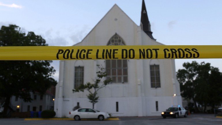 Na noite de dia 17 de junho, Dylann Roof dirigiu-se à igreja Emanuel, em Charleston, e matou nove pessoas a tiro