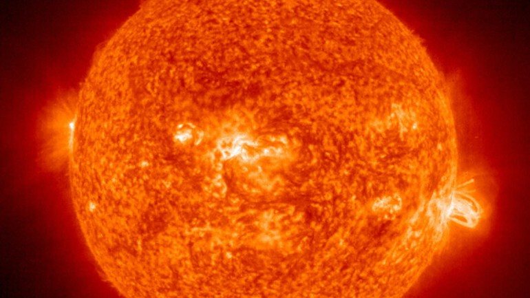 O Sol, como qualquer estrela, é uma gigantesca bola de gás quente, composta por cerca de 70% de hidrogénio e cerca de 28% de hélio