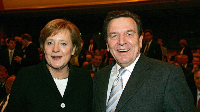 Gerhard Schröder, antigo chanceler, e Angela Merkel durante o campeonato do Mundo