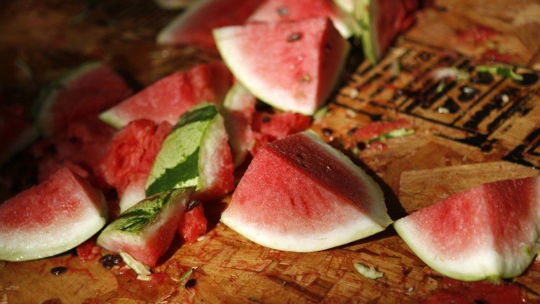 Ao invés de retirar as sementes da melancia ou engoli-las, experimente mastigá-las