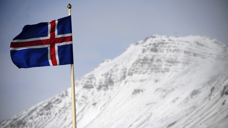 A bandeira da Islândia assinala o Langjökull, segundo maior glaciar da Europa.