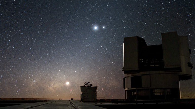 A conjunção de Vénus e Júpiter (dois ponto mais brilhantes em cima) vista a partir do Observatório Europeu do Sul (ESO), no Chile, em 2009. O ponto mais brilhante em baixo é a Lua
