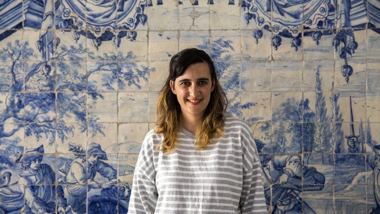 Joana Astolfi, 40 anos, é arquiteta e trabalha como cenógrafa da Hermès desde o verão de 2014. &quot;Não é vitrinismo o trabalho que faço; vejo-o como cenografia, pura e dura. É teatral.”