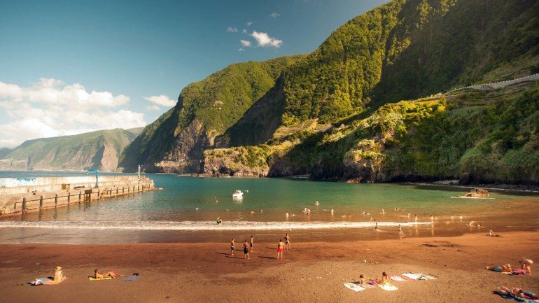 A praia do porto do Seixal é um dos segredos que a Discovering Madeira quer dar a descobrir.