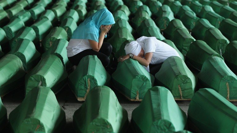 O massacre terá morto oito mil muçulmanos na cidade de Srebrenica