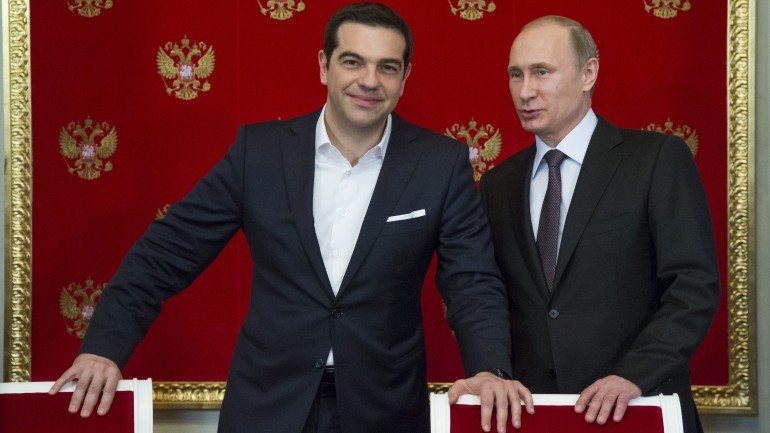 Tsipras terá pedido a Putin dez mil milhões de euros para deixar a moeda única e voltar ao dracma
