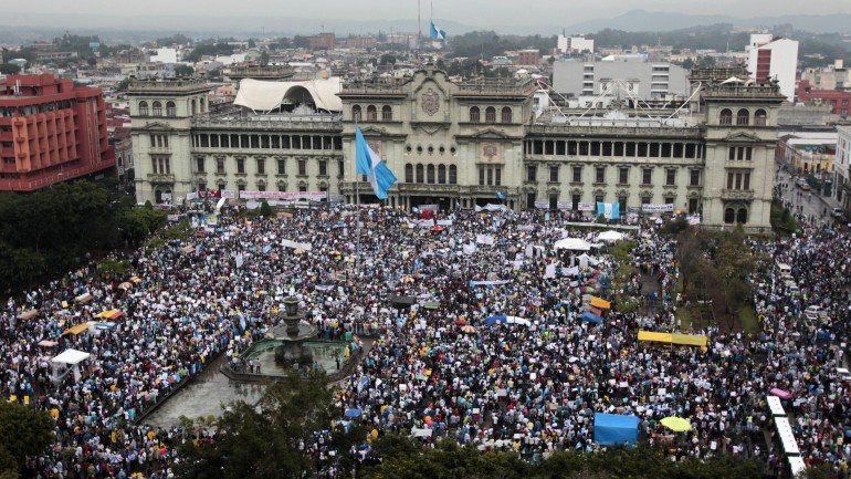 Desde Abril que milhares de guatemaltecos se manifestam contra o sistema do país.