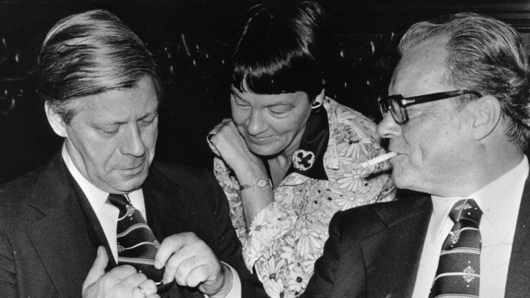 Helmut Schmidt (à esquerda na imagem) e Willy Brandt. Brandt foi líder do Partido Social Democrata alemão entre 1964 e 1974, e chefe do governo entre 1969 e 1974. Schmidt sucedeu-lhe como chefe do governo e líder do partido entre 1974 e 1982.