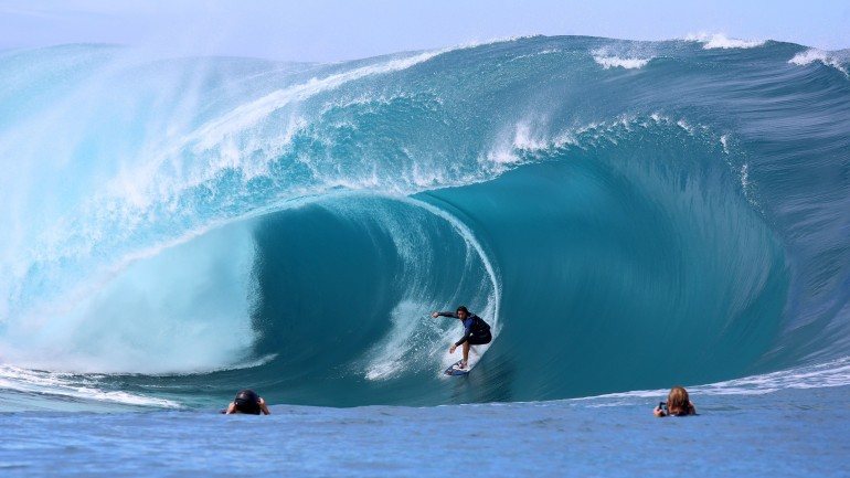 A queda de Niccolo Porcella (não é esta imagem) numa onda em Teahupo'o já está nomeada pela World Surf League para o prémio de pior wipeout do ano