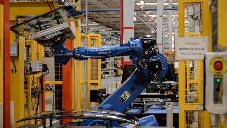 Os robots das fábricas de automóveis estão geralmente isolados por gradeamento