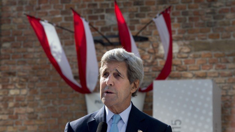 John Kerry admite que as negociações sobre o programa nuclear iraniano &quot;podem pender para qualquer lado&quot;.