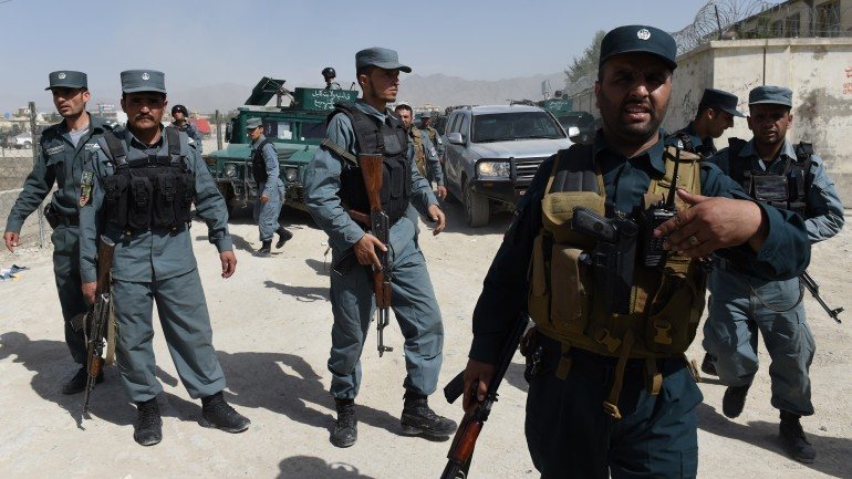 Agentes da polícia afastam jornalistas depois de um ataque suicida em junho de 2015, em Cabul