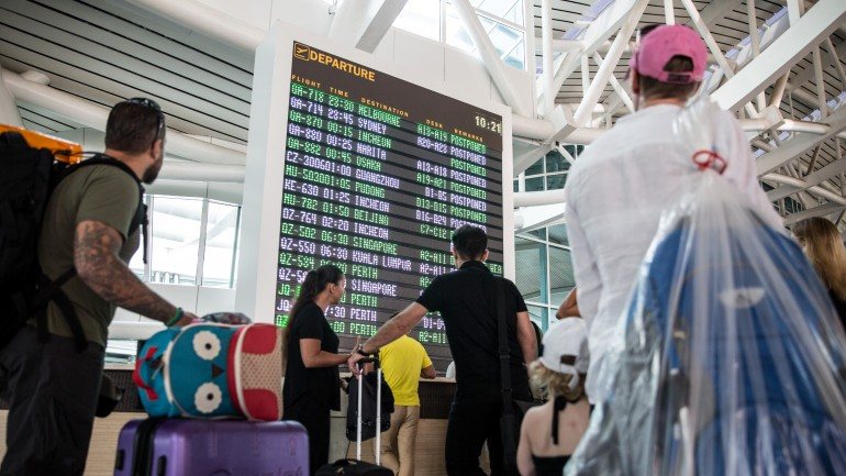 Ainda não se sabe quando serão retomados os voos no aeroporto de Ngurah Rai, onde milhares de turistas estão retidos desde quinta-feira
