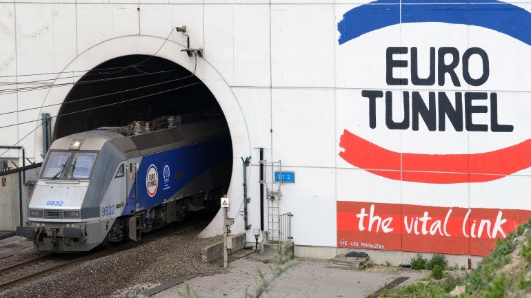 Eurotunnel anunciou atrasos de três horas nos comboios que atravessam o canal a Mancha