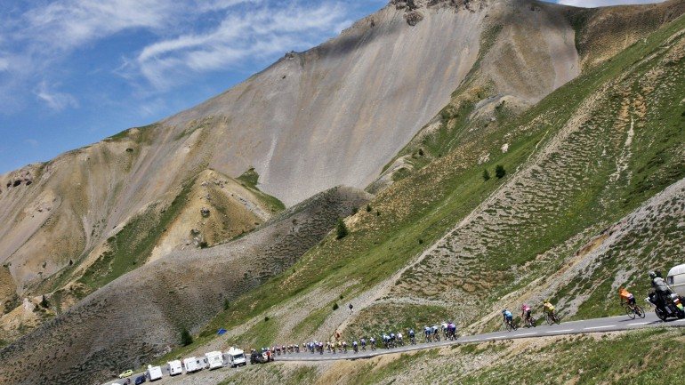 O Tour volta ao Alpes d'Huez. E volta logo na penultima etapa. O Arco do Triunfo é logo &quot;ao virar da esquina&quot;, mas nos Alpes ainda há muito por decidir