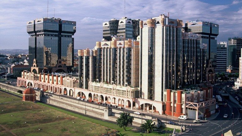 O Centro Comercial das Amoreiras foi inaugurado a 27 de setembro de 1985 pelo arquiteto Tomás Taveira.