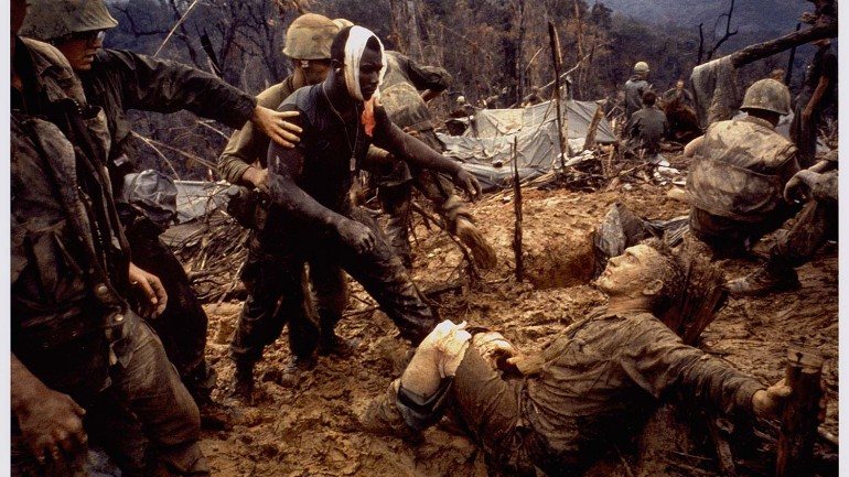 Fotos a cores de soldados americanos mortos na Guerra do Vietname, captadas por Larry Burrows e publicadas na revista &quot;Life&quot;
