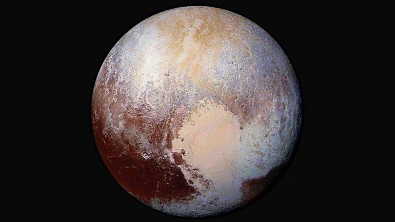 A missão do New Horizons também detetou nas imagens &quot;gelos exóticos&quot; na superfície de Plutão