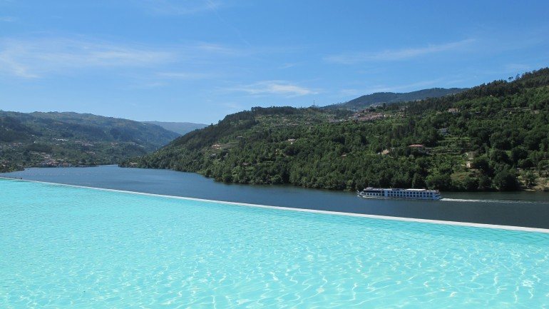 O hotel Douro Royal Valley tem uma piscina sobre a margem norte do rio.