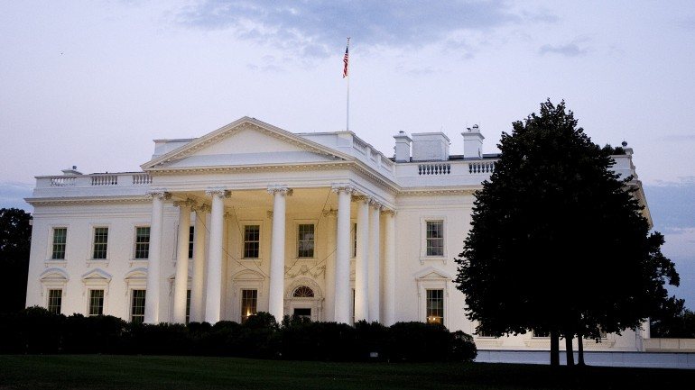 Durante o bloqueio, nenhuma pessoa pôde entrar ou sair da Casa Branca como medida de segurança.