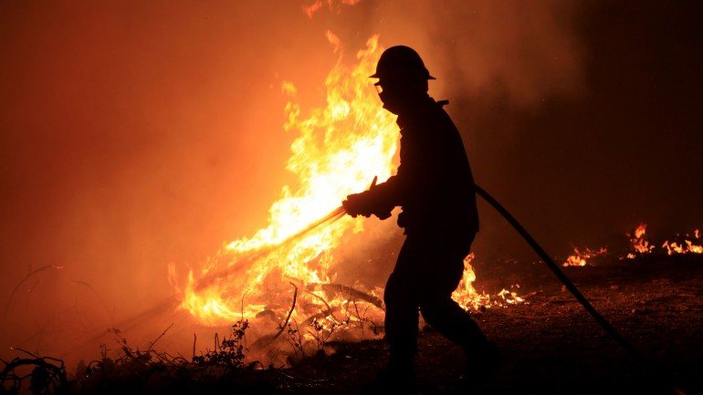 No concelho de Caldas da Rainha, distrito de Leiria, um incêndio deflagrado na tarde de sábado foi dominado esta madrugada.