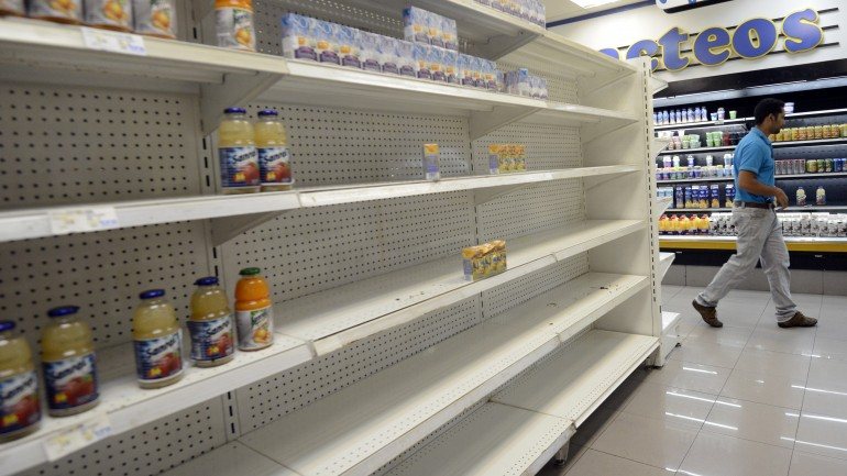 Prateleiras praticamente vazias num supermercado da capital venezuelana