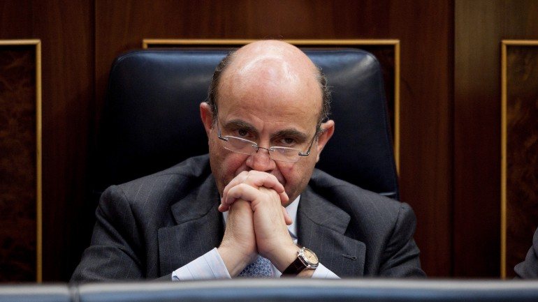 Luis de Guindos, o ministro da Economia e Finanças de Espanha, aproveitou o debate para criticar &quot;os cantos de sereia do populismo&quot;.