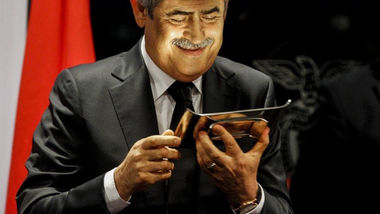 Com a venda dos direitos desportivos, o presidente do Benfica, Luís Filipe Vieira, receberia verbas importantes, que poderiam aliviar a &quot;austeridade&quot; aplicada pelo clube da Luz na área do futebol