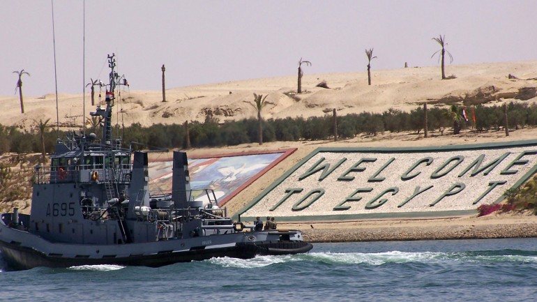 Cartazes com as frases &quot;Novo Canal do Suez: Presente do Egito para o Mundo&quot; e &quot;O milagre egípcio&quot; foram espalhados pelas ruas do Cairo e de Ismailiya