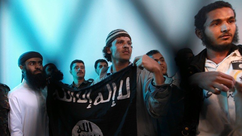 O grupo radical sunita reivindicou o duplo ataque na rede social Twitter