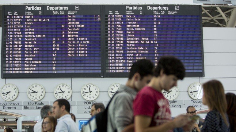 Os maiores atrasos, superiores a uma hora, estão a sentir-se no aeroporto de Barcelona