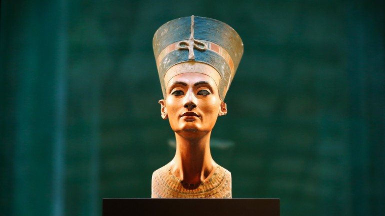 O busto da rainha egípcia Nefertiti em exposição no Museu Neues em Berlim (Alemanha)