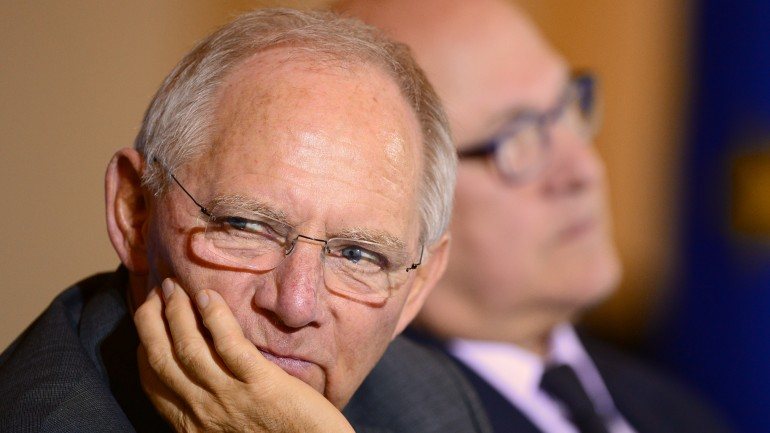 Os ministros das finanças Wolfgang Schäuble (à esquerda) e Michel Sapin (à direita)