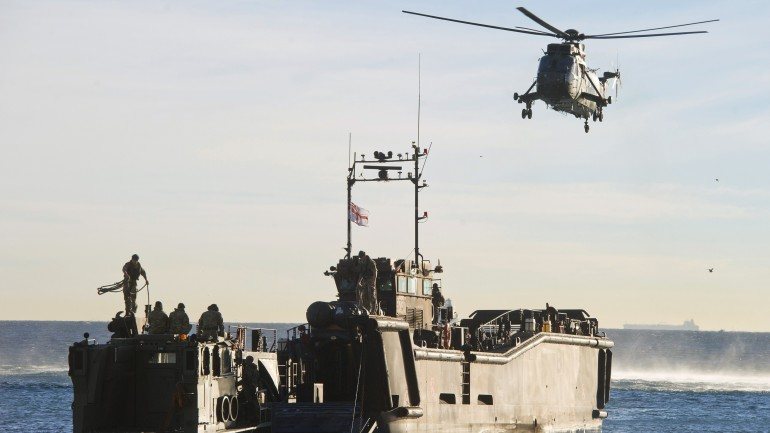 Madrid fez entrar um barco e um helicóptero no território para perseguir outra embarcação espanhola
