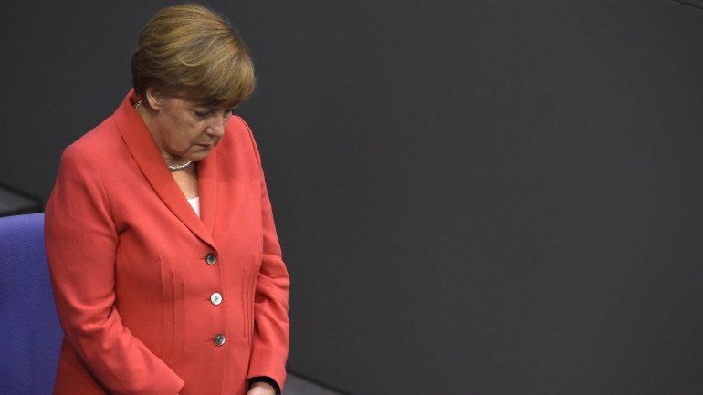 Merkel e Hollande reúnem-se esta segunda-feira para discutir crise migratória na Europa