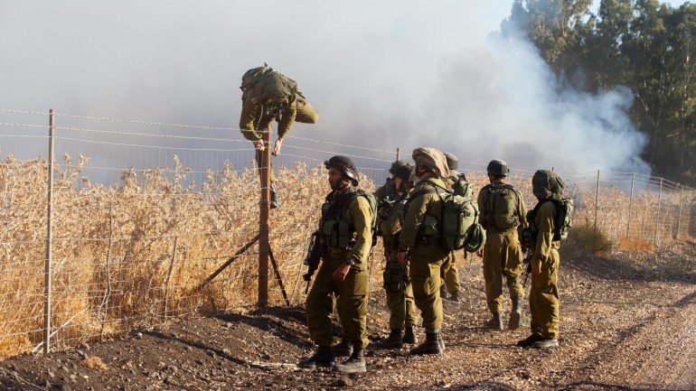 Soldados israelitas inspecionam um local para onde foram disparados mísseis da Síria perto de Kfar Szold, em Israel. A comunidade situa-se perto dos Montes Golã (Síria) e da fronteira com o Líbano