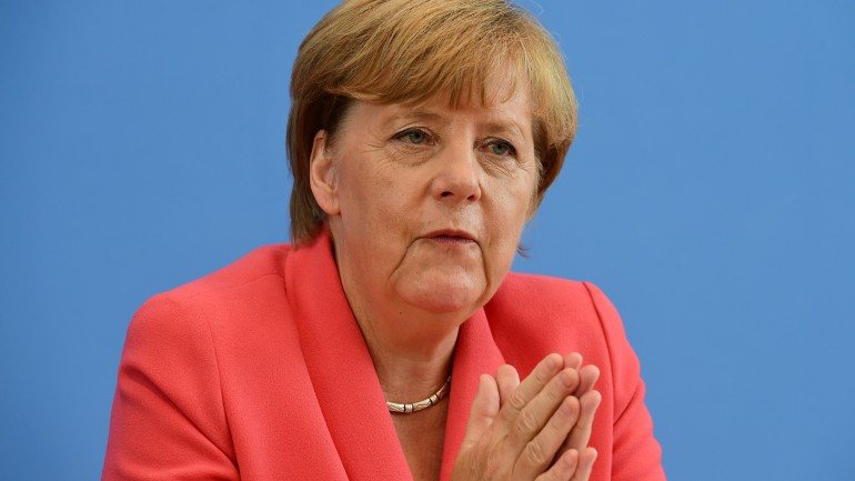 Merkel disse, este domingo, que a Alemanha não pode ajudar sozinha os refugiados