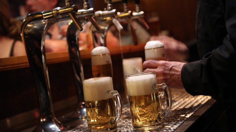Será que o formato dos copos (ou das canecas) influencia o sabor da cerveja?