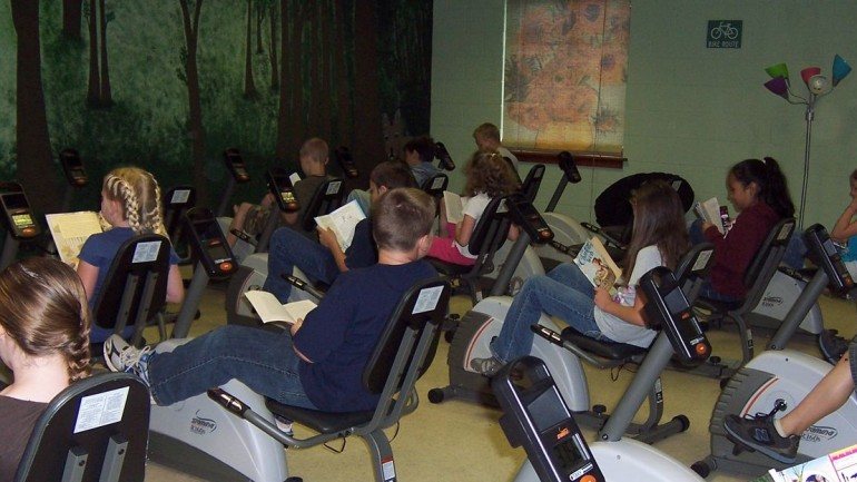 A escola norte-americana decidiu trazer bicicletas para o interior das salas de aula: os alunos passam entre 15 a 20 minutos a ler e pedalar