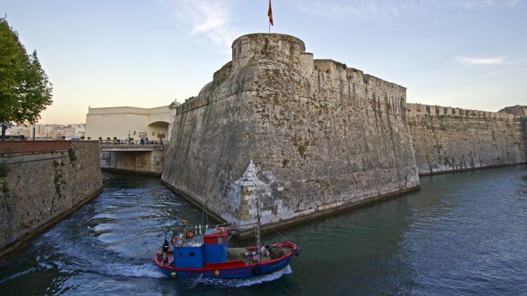 As velhas muradas da cidade de Ceuta, onde hoje apenas vivem 60 portugueses