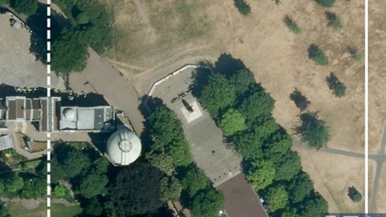 A linha que marca o meridiano de Greenwich (a tracejado) atravessa o Royal Observatory, mas a longitude zero passa 102 metros a este (linha a cheio)
