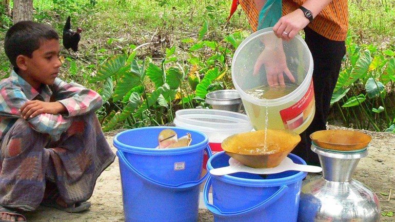 A investigadora testa os filtros com água contaminada em Bangladesh