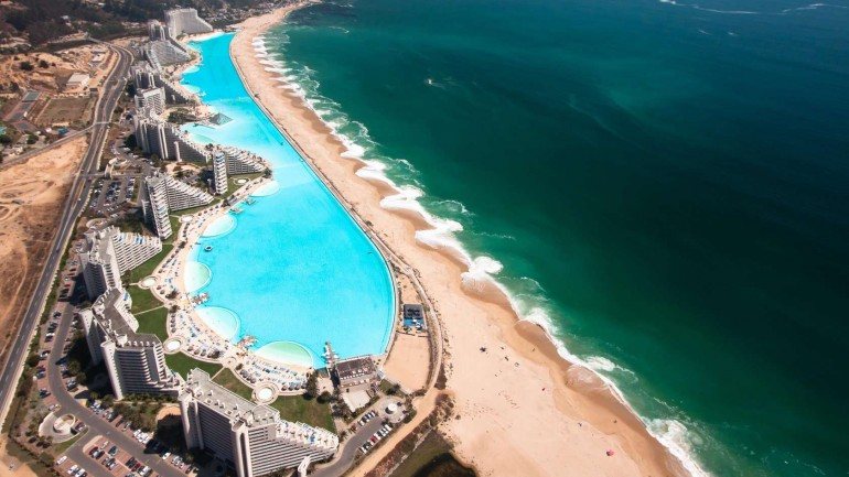 O resort fica a 90 quilómetros da cidade de Santiago, no Chile. Em frente à piscina há um grande areal e o Oceano Pacífico.
