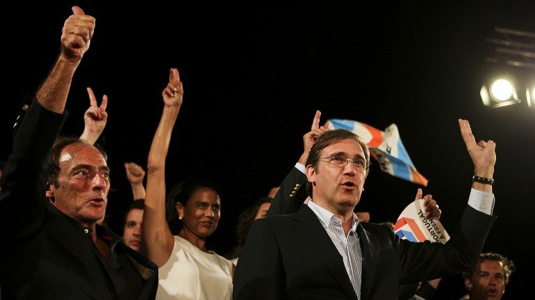 O líder do PSD, Pedro Passos Coelho, ladeado pelo seu homólogo do CDS-PP, Paulo Portas, durante a Festa do Pontal que marca a rentrée política dos partidos que fazem parte da coligação Portugal à Frente.