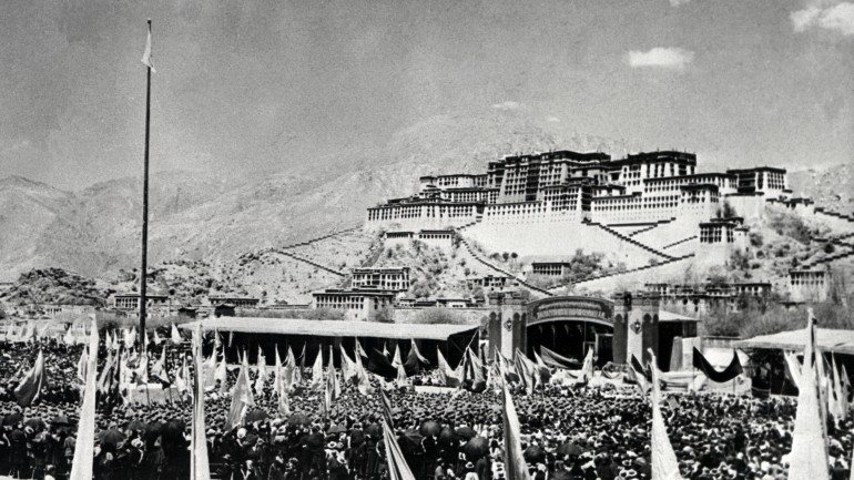A última grande revolta armada contra a ocupação chinesa foi em 1959. Ao fundo, na imagem, o Potala, o palácio antes habitado pelo dalai lama